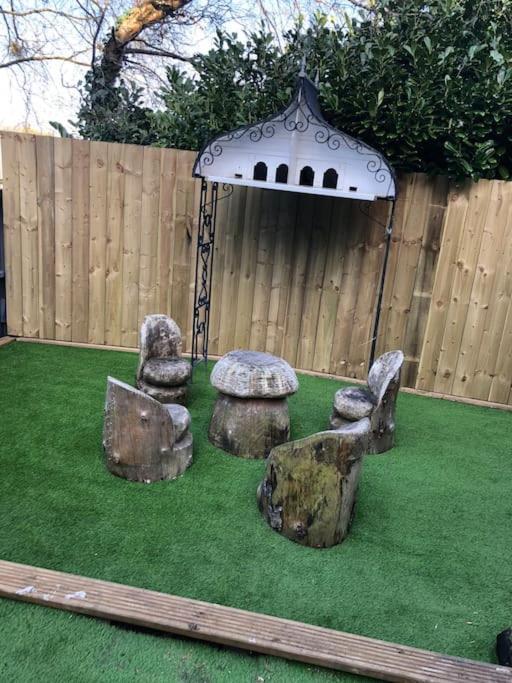 Hedgehog With Garden In Bronte Village! Сasa de vacaciones *