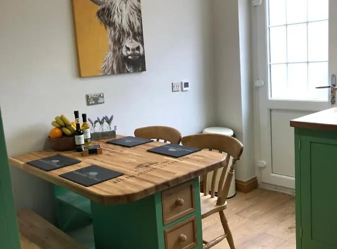 Hedgehog Cottage With Garden In Bronte Village!