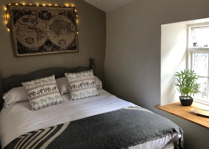 Hedgehog Cottage With Garden In Bronte Village!