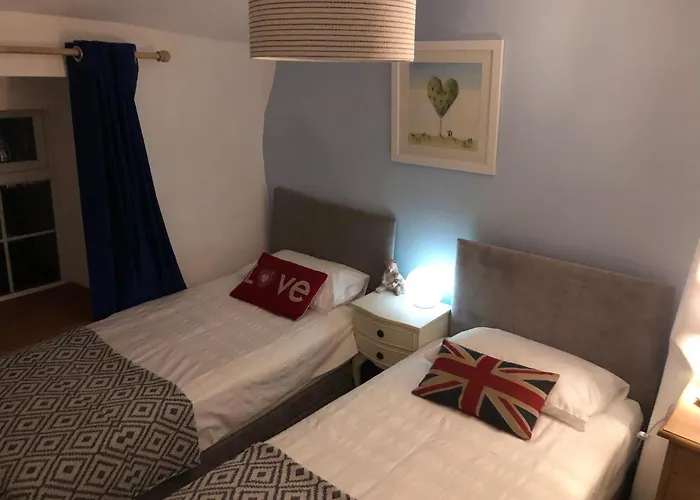 Hedgehog Cottage With Garden In Bronte Village!